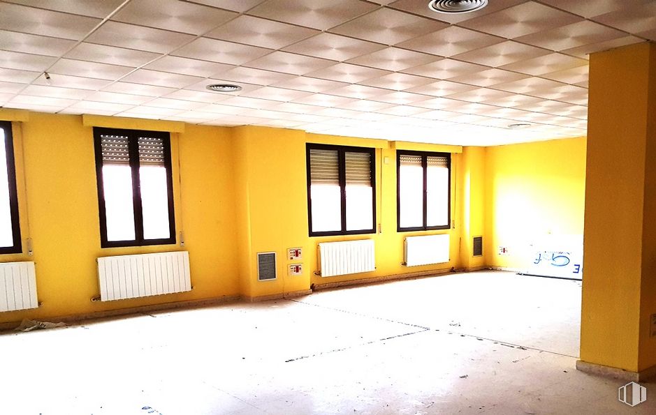 Office for rent at Avenida Madrid, Toledo, 45003 with window, property, fixture, building, interior design, architecture, amber, hall, wood and floor around