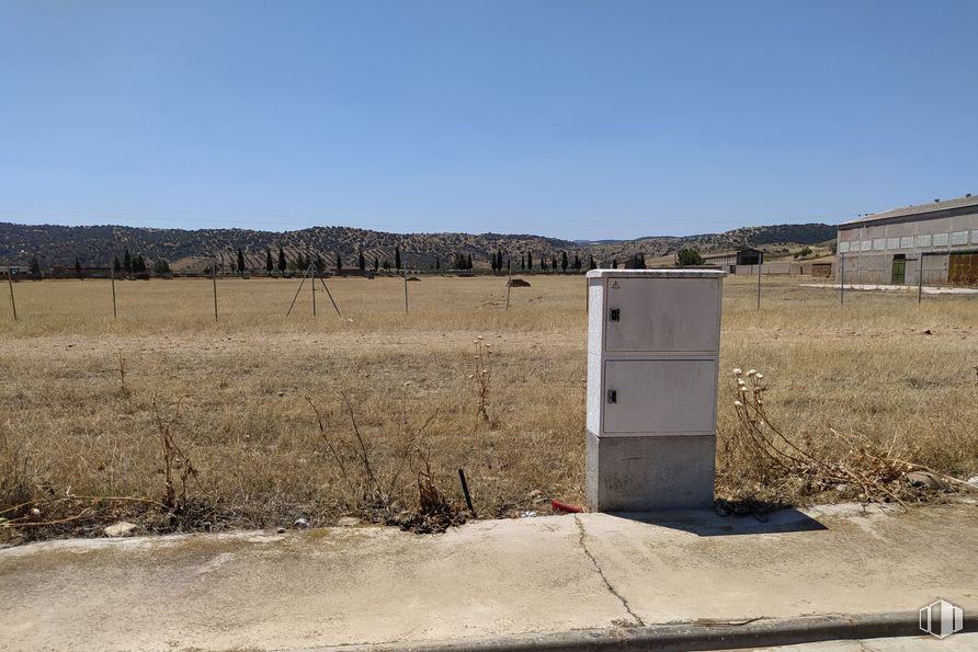 Land for sale at Travesía Flores, 20, Alcaudete de la Jara, Toledo, 45662 with sky, land lot, door, plain, grass, landscape, gas, rural area, grassland and horizon around