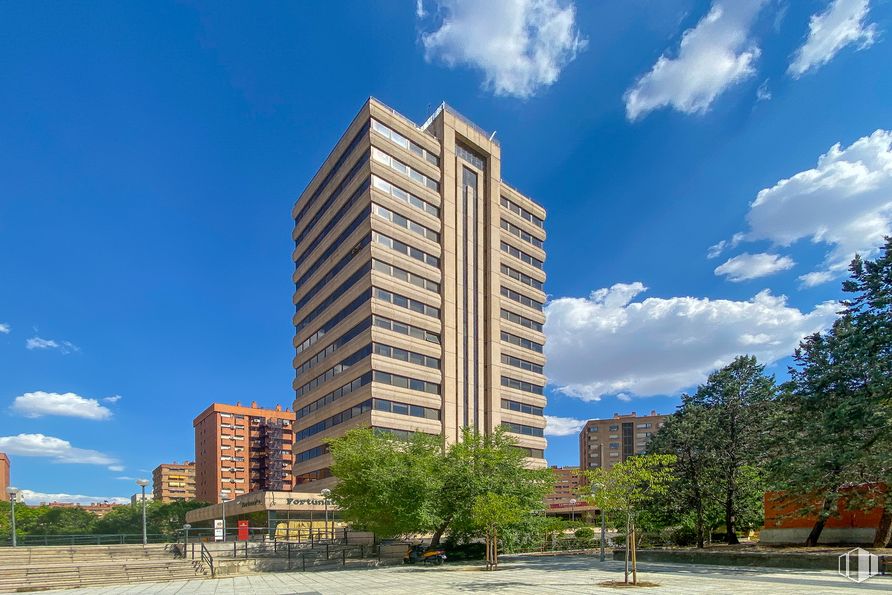 Office for rent at Edificio Magalar, Calle Juan Esplandiú, 15, Retiro, Madrid, 28007 with building, cloud, sky, daytime, skyscraper, blue, tree, tower block, plant and vegetation around