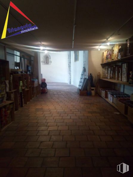 Retail for sale & for rent at Avenida Camilo José Cela, Cuéllar, Segovia, 40200 with bookcase, furniture, shelf, interior design, flooring, floor, retail, publication, wood and ceiling around