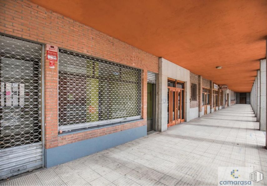 Retail for rent at Plaza San Francisco, 1, Ávila, 05005 with door, wood, building, floor, brick, flooring, brickwork, real estate, facade and ceiling around