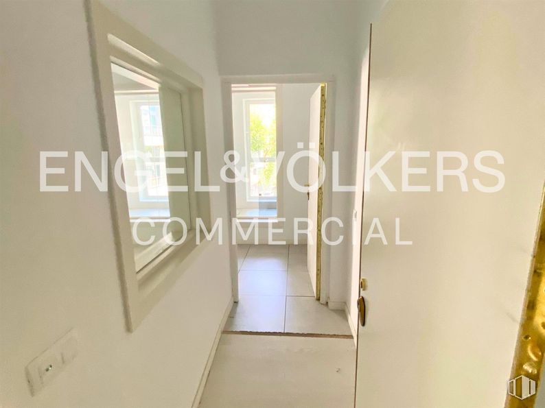 Oficina en alquiler en Calle Julián Camarillo, 38, San Blas - Canillejas, Madrid, 28037 con ventana, edificio, accesorio, madera, puerta, pintura, suelo, suelos, rectángulo y hall alrededor