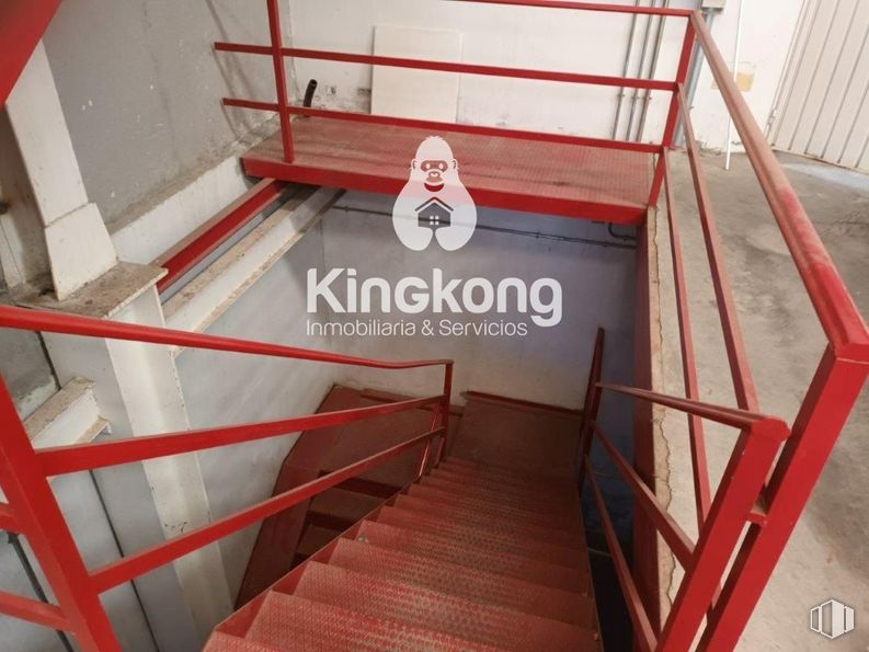 Industrial for sale at Zona industrial, Campo Real, Madrid, 28510 with stairs, wood, floor, flooring, red, fixture, handrail, metal, automotive exterior and symmetry around