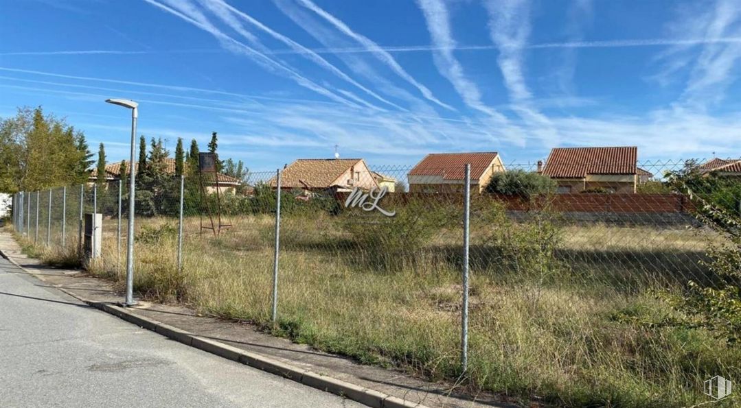 Land for sale at Calle Roble, Burguillos de Toledo, Toledo, 45112 with house, building, sky, cloud, plant, land lot, road surface, fence, asphalt and natural landscape around