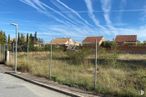 Land for sale at Calle Roble, Burguillos de Toledo, Toledo, 45112 with house, building, sky, cloud, plant, land lot, road surface, fence, asphalt and natural landscape around