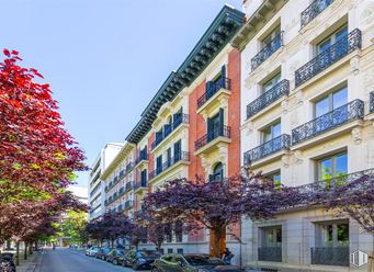 Oficina en venta en Calle Villanueva, Salamanca, Madrid, 28001 con ventana, edificio, coche, cielo, durante el día, planta, rueda, infraestructura, diseño urbano y superficie de la carretera alrededor