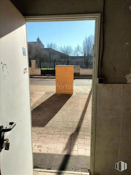 Local en venta en Calle Rigoberta Menchú, Cuéllar, Segovia, 40200 con espejo, cielo, sombra, madera, suelo, árbol, suelos, gas, puerta y tintes y matices alrededor