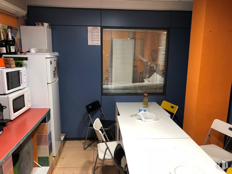 Retail for sale at Calle Prudencio Álvaro, 8, Ciudad Lineal, Madrid, 28027 with microwave oven, window blind, chair, refrigerator, table, property, building, computer desk, interior design and cabinetry around