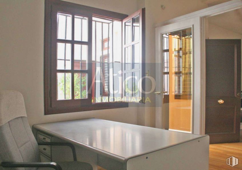 Office for sale at Plaza San Esteban, Segovia, 40003 with window, countertop, door, building, property, furniture, fixture, wood, house, architecture, interior design and floor around