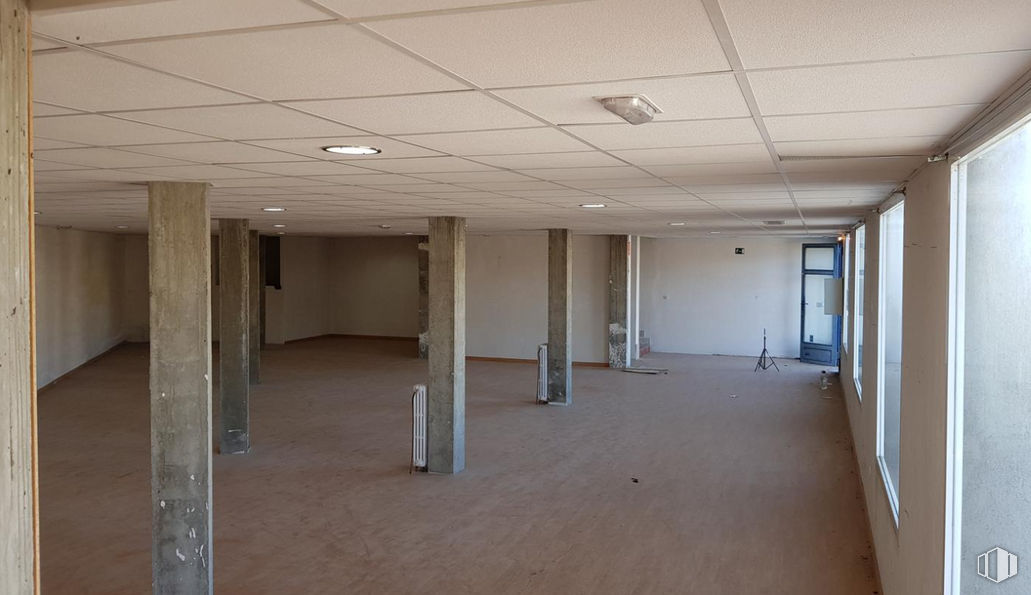 Industrial for sale at Calle de la Calera, El Barco de Ávila, Ávila, 05600 with flooring, hall, fixture, floor, wall, composite material, ceiling, wood, space and concrete around