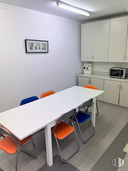 Local en alquiler en Zona norte, Alcobendas, Madrid, 28100 con silla, horno microondas, lámpara, alumbrado, mesa, ebanistería, marco, propiedad, mueble y accesorio alrededor