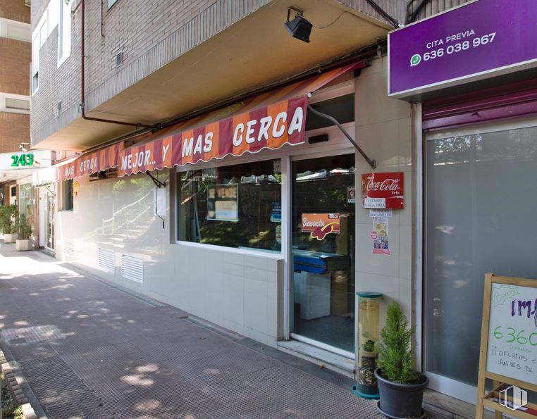 Local en venta en Calle Arturo Soria, 243, Ciudad Lineal, Madrid, 28033 con maceta, planta de interior, planta, edificio, accesorio, puerta, venta minorista, fachada, ventana y comercio alrededor