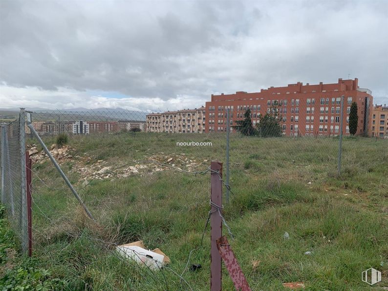 Land for sale at Calle Los Castillejos, Ávila, 05003 with building, sky, cloud, plant, ecoregion, land lot, grassland, grass, landscape and brick around