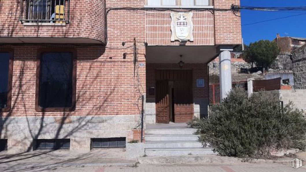 Retail for sale at Avenida de Gredos, Navalmoral, Ávila, 05120 with plant, window, property, door, wall, brick, building, brickwork, facade and wood around