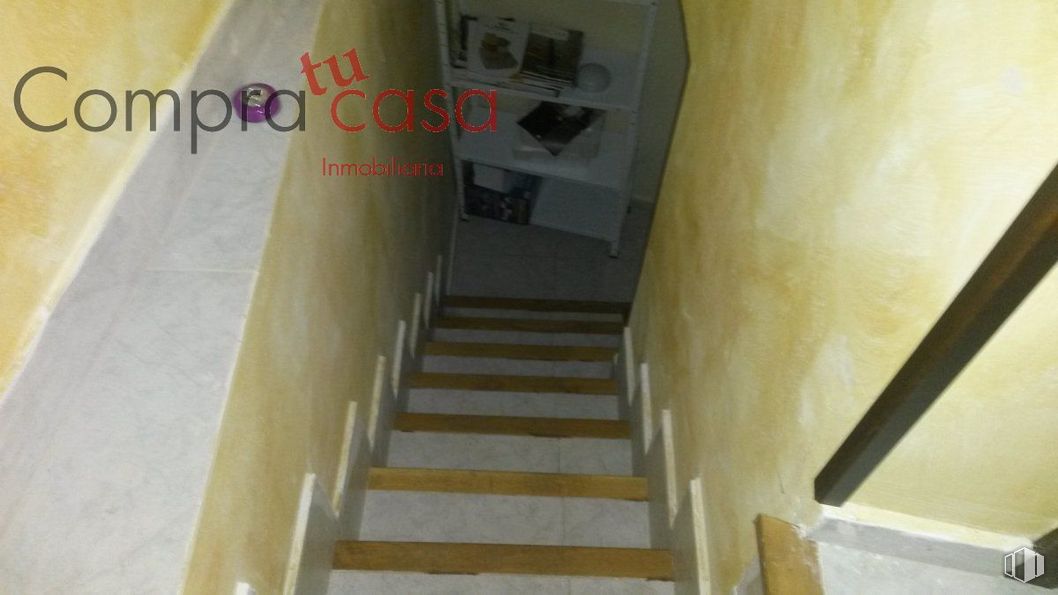 Office for sale & for rent at Calle Escuderos,, Segovia, 40003 with wood, stairs, floor, flooring, paint, composite material, material property, real estate, hardwood and building material around