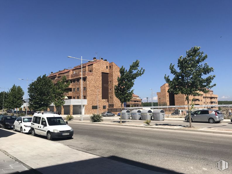 Local en alquiler en Calle Labrador, 1, Navalcarnero, Madrid, 28600 con coche, edificio, camioneta, cielo, rueda, vehículo, luz de la calle, superficie de carretera, árbol y asfalto alrededor