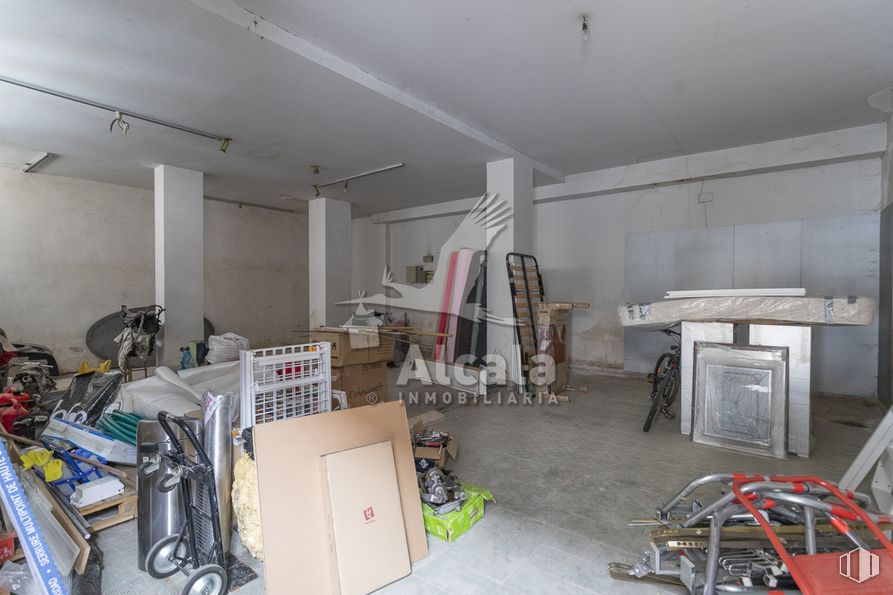 Retail for sale at Calle Gil de Andrade, Alcalá de Henares, Madrid, 28804 with shipping box, floor, engineering, automotive design, flooring, gas, building, machine, electrical wiring and ceiling around