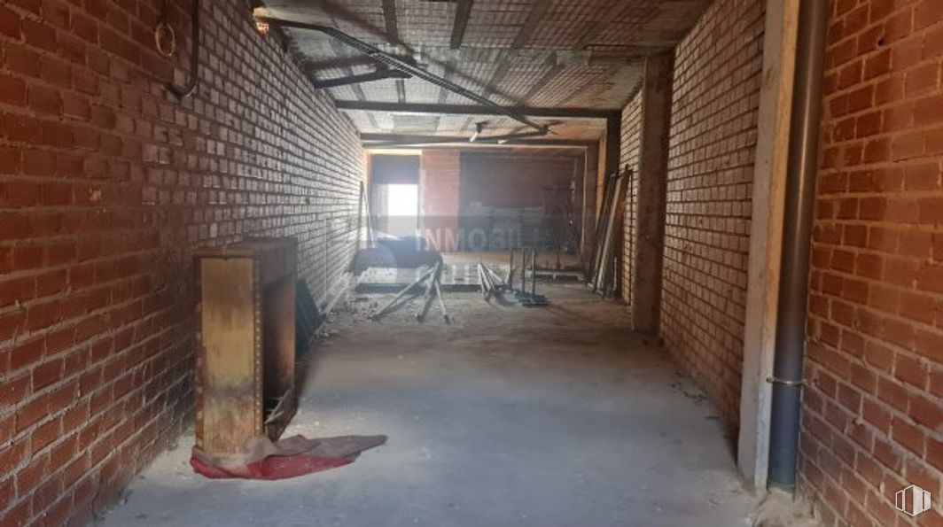 Retail for sale at Centro urbano, Quintanar de la Orden, Toledo, 45800 with furniture, property, building, brickwork, wood, brick, floor, flooring, building material and wall around