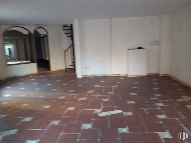 Retail for sale at Casco urbano, Talavera de la Reina, Toledo, 45600 with property, tile flooring, fixture, wood, door, lighting, interior design, architecture, flooring and hall around