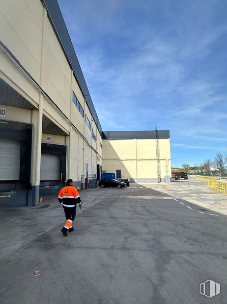 Nave en alquiler en Carretera Ajalvir, 5, Daganzo de Arriba, Madrid, 28814 con persona, ropa, cielo, edificio, nube, superficie de la carretera, asfalto, casa, alquitrán y material compuesto alrededor