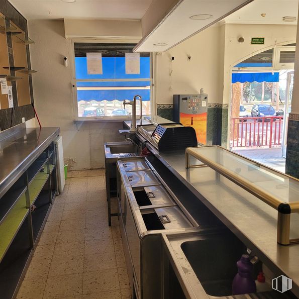 Local en venta en Calle Hornachos, Puente de Vallecas, Madrid, 28053 con alumbrado, techo, interiorismo, encimera, restaurante, lámpara, cocina, restaurante de comida rápida, comida y limpieza alrededor