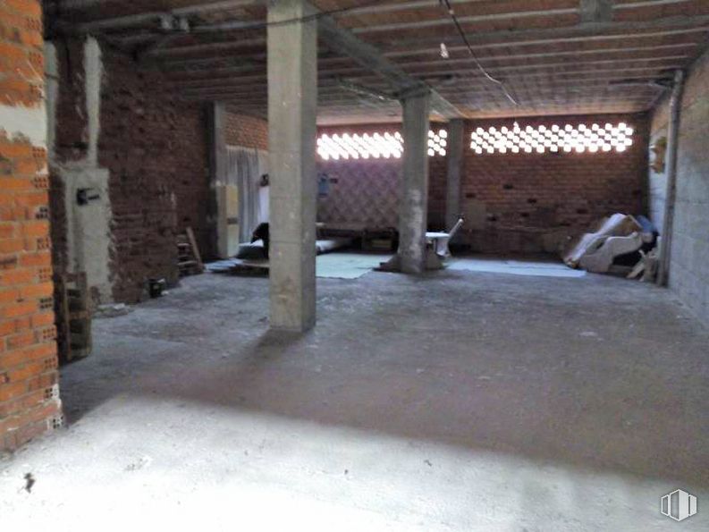 Retail for sale & for rent at Calla Santa Catalina, Segovia, 40003 with furniture, brickwork, wood, brick, building material, floor, wall, beam, flooring and concrete around