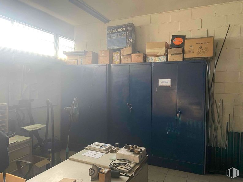 Industrial for sale at Zona industrial, Alcalá de Henares, Madrid, 28808 with furniture, flooring, shelving, cabinetry, shelf, cupboard, wood stain, plywood, locker and drawer around