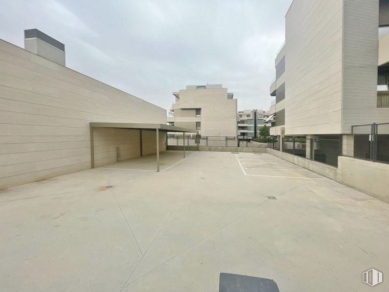 Local en alquiler y venta en Zona Tempranales, San Sebastián de los Reyes, Madrid, 28700 con edificio, cielo, nube, asfalto, superficie de la carretera, lote de tierra, diseño urbano, zona residencial, material compuesto y fachada alrededor