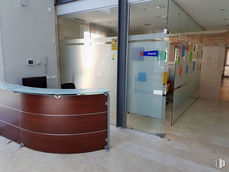 Oficina en venta en Zona Montealina, Pozuelo de Alarcón, Madrid, 28223 con escritorio, interiorismo, accesorio, suelo, edificio, suelos, gas, techo, puerta y vidrio alrededor