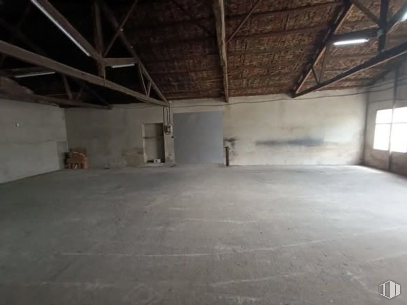 Industrial for sale at Avenida Pilar, Fuente el Saz de Jarama, Madrid, 28140 with window, flooring, floor, ceiling, hall, daylighting, concrete, building material, beam and plaster around