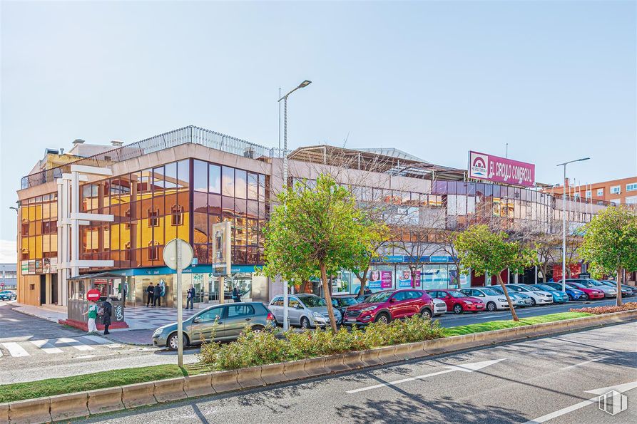 Local en alquiler en Avenida Constitución, 90, Torrejón de Ardoz, Madrid, 28850 con coche, edificio, cielo, planta, rueda, vehículo, luz de la calle, árbol, superficie de la carretera y asfalto alrededor