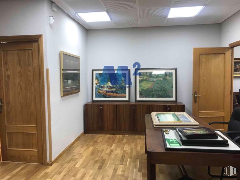 Oficina en alquiler en Zona Tetuán, Tetuán, Madrid, 28020 con puerta, marco, lámpara, cuadro, escritorio, madera, suelos, interiorismo, suelo y suelos de madera alrededor