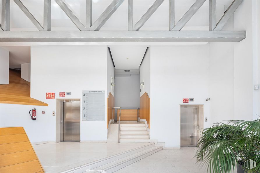 Oficina en alquiler en Calle Julián Camarillo, 53, San Blas - Canillejas, Madrid, 28037 con planta de interior, planta, edificio, suelos, suelo, madera, diseño urbano, fachada, arte y hall alrededor