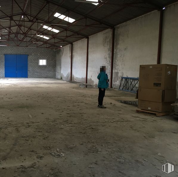 Industrial for rent at Calle Juan de Austria, 125, Guadalajara, 19004 with person, packaged goods, door, floor, wood, flooring, hall, building, concrete and shipping box around