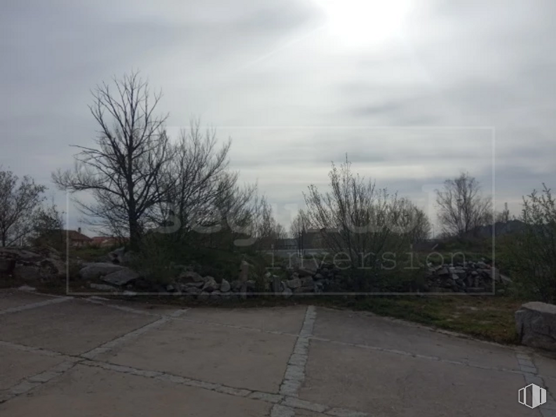 Land for sale at Calle Cruz Caídos, 12, Lozoyuela-Navas-Sieteiglesias, Madrid, 28752 with cloud, plant, sky, road surface, tree, asphalt, natural landscape, road, landscape and grass around