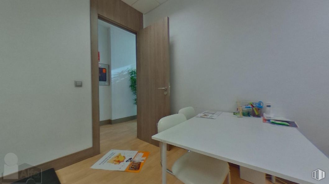 Local en alquiler en Centro Comercial Equinoccio, Zona El Carralero, Majadahonda, Madrid, 28220 con silla, mesa, accesorio, pintura, edificio, puerta, madera, suelos, casa y madera dura alrededor