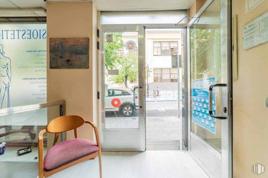 Retail for rent at Calle Fernando el Católico, Chamberí, Madrid, 28015 with chair, property, building, fixture, door, window, tire, wheel, interior design and floor around