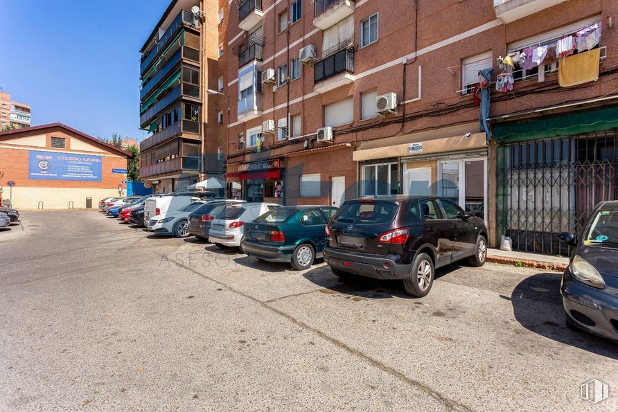 Local en venta en Calle Arzúa, Hortaleza, Madrid, 28033 con coche, edificio, neumático, luz de estacionamiento, rueda, vehículo terrestre, ventana, vehículo, matrícula del vehículo y vehículo de motor alrededor