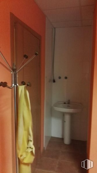 Retail for rent at Calle Victoria, Quintanar de la Orden, Toledo, 45800 with sink, towel, plumbing fixture, shower head, fixture, bathroom, interior design, wood, shower and door around