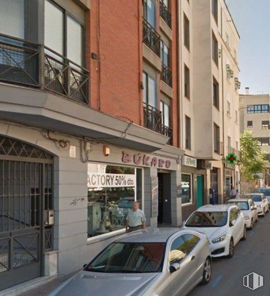 Retail for rent at Calle Ramón y Cajal, Cuenca, 16004 with car, building, person, window, automotive parking light, land vehicle, vehicle, tire, automotive lighting and infrastructure around