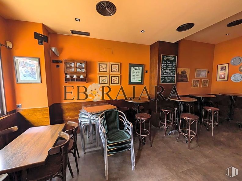 Retail for rent at Calle Rubens, Talavera de la Reina, Toledo, 45600 with chair, table top, picture frame, stool, table, furniture, property, interior design, wood and houseplant around