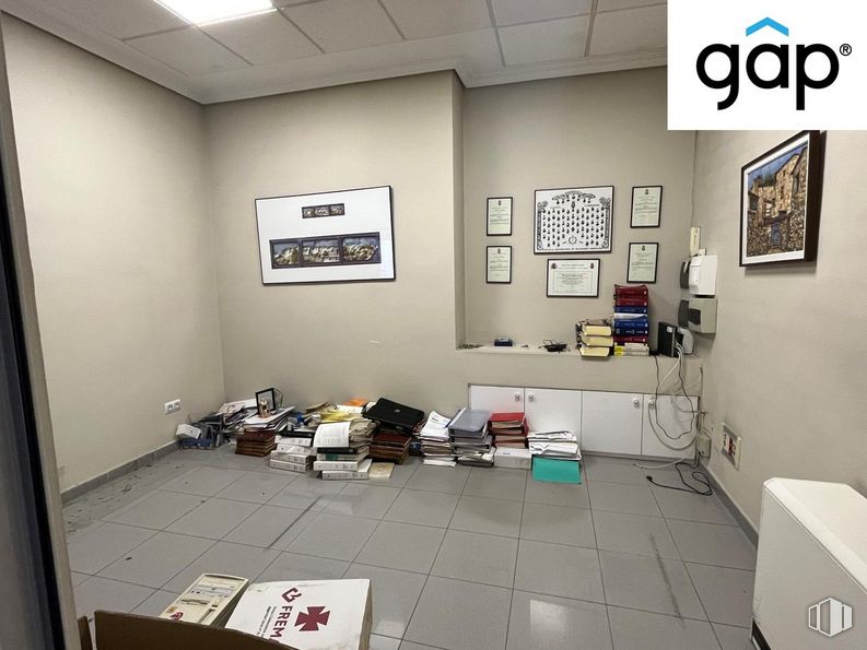 Retail for sale at Zona Rey Juan Carlos I, Cuenca, 16004 with picture frame, interior design, flooring, wall, ceiling, fixture, space, event, room and composite material around