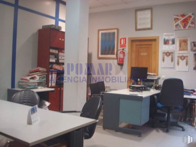 Office for sale at Calle Alfonso de Montalvo, 9, Ávila, 05001 with chair, picture frame, desk, bookcase, computer, table, building, computer monitor, computer desk, office chair, personal computer, peripheral and interior design around