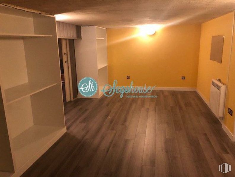 Retail for sale at Zona Ezequiel González, Segovia, 40002 with building, fixture, wood, interior design, flooring, wood stain, floor, hall, paint and hardwood around