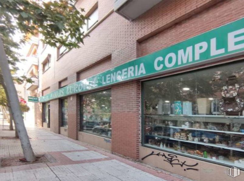 Retail for sale & for rent at Calle Parque Bujaruelo, Alcorcón, Madrid, 28924 with building, tree, facade, font, retail, commercial building, city, plant, mixed-use and shade around