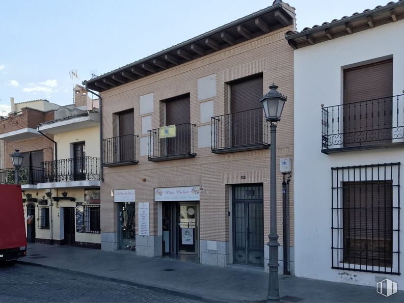 Office for rent at Calle Libertad, Navalcarnero, Madrid, 28600 with window, door, building, sky, urban design, fixture, residential area, facade, city and road around