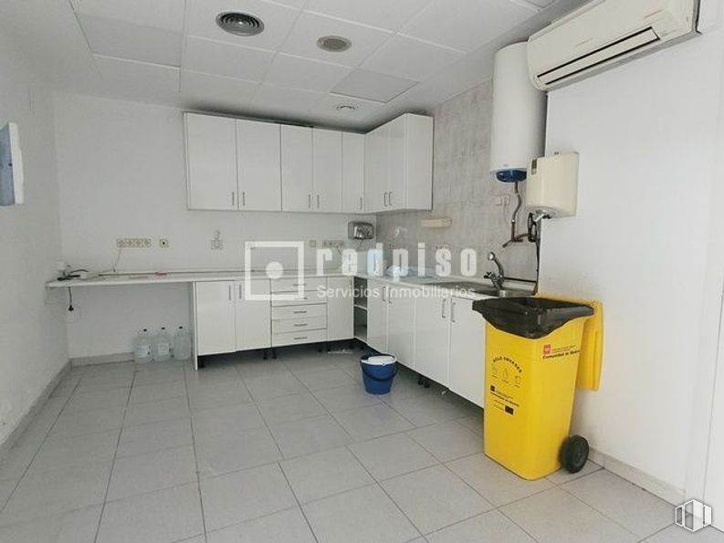 Local en alquiler en Calle Porto Lagos, Alcorcón, Madrid, 28924 con ebanistería, alacena, contenedor de basura, edificio, fregadero, accesorio, casa, interiorismo, suelos y suelo alrededor