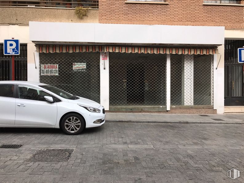 Retail for sale & for rent at Plaza San Esteban, 4, Guadalajara, 19001 with wheel, car, automotive parking light, tire, automotive lighting, automotive tire, window, vehicle, hood and automotive design around