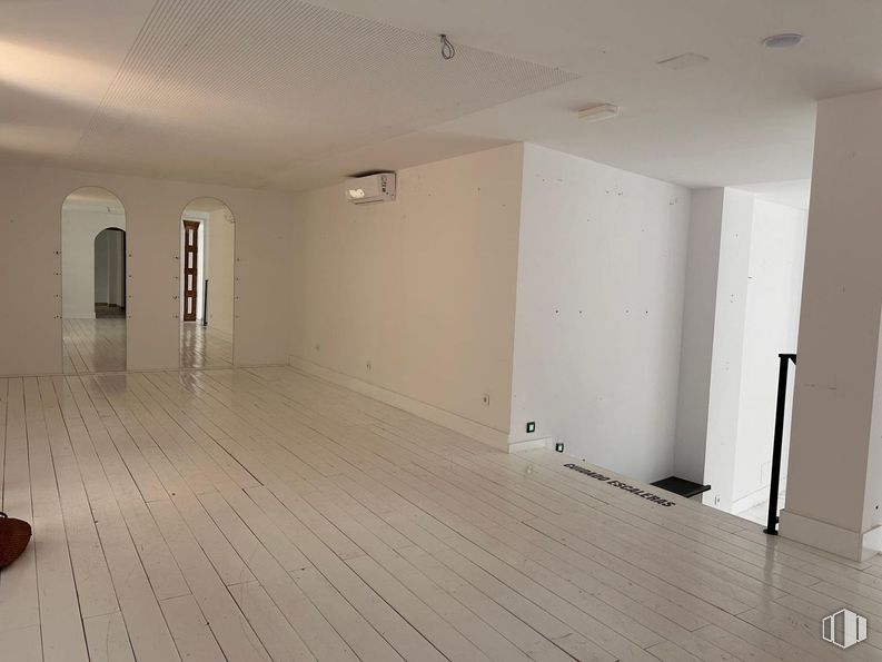 Retail for rent at Casco Histórico, Guadalajara, 19001 with fixture, wood, hall, flooring, floor, hardwood, laminate flooring, ceiling, wood stain and door around