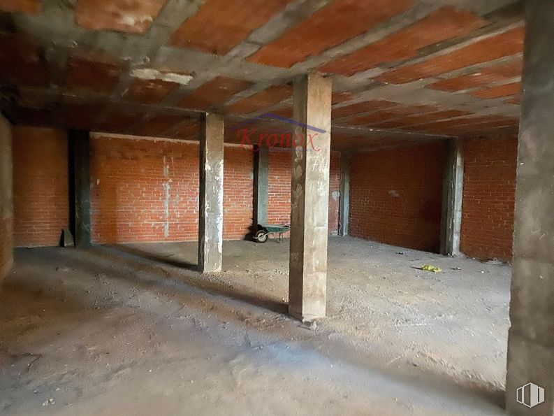 Retail for rent at Calle Adelfas, Retiro, Madrid, 28007 with wood, floor, flooring, house, building, composite material, building material, brick, concrete and hall around